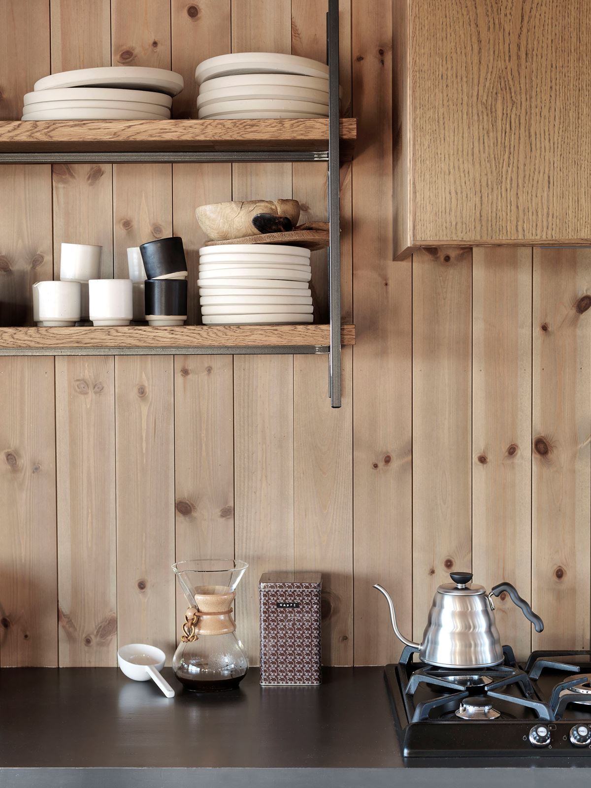 Et hytte-kjøkken med en kaffekoker