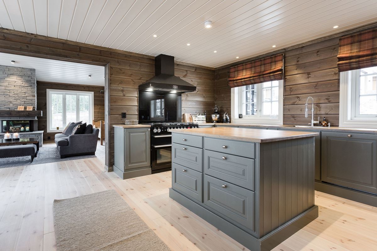 En moderne kjøkkenløsning med en grå kjøkkenøy 